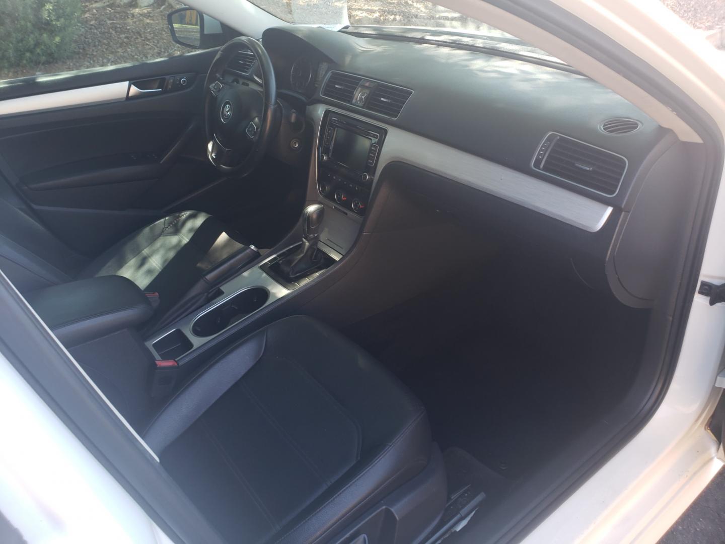 2013 WHITE /gray and black Volkswagen Passat se (1VWBP7A31DC) with an 2.5 l5 engine, 6-Speed Automatic transmission, located at 323 E Dunlap Ave., Phoenix, AZ, 85020, (602) 331-9000, 33.567677, -112.069000 - 2013 Volkswagen Passat SE,........ EXCELLENT condition,......A Real Must See!!.... No accidents, Ice cold ac, Touch Screen Stereo/CD Player, Satellite compatible, Bluetooth, Phone sync, Clean Black and Gray interior with Black Leather seats in near perfect condition, power windows, power door locks, - Photo#13